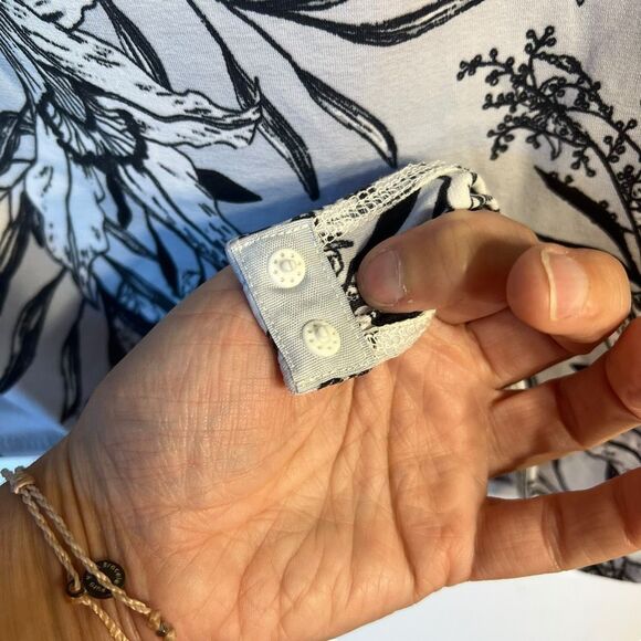 Guess Off The Shoulder Amy Bodysuit Size XL Bouquet Frost Snap Button White Blac - Picture 2 of 9